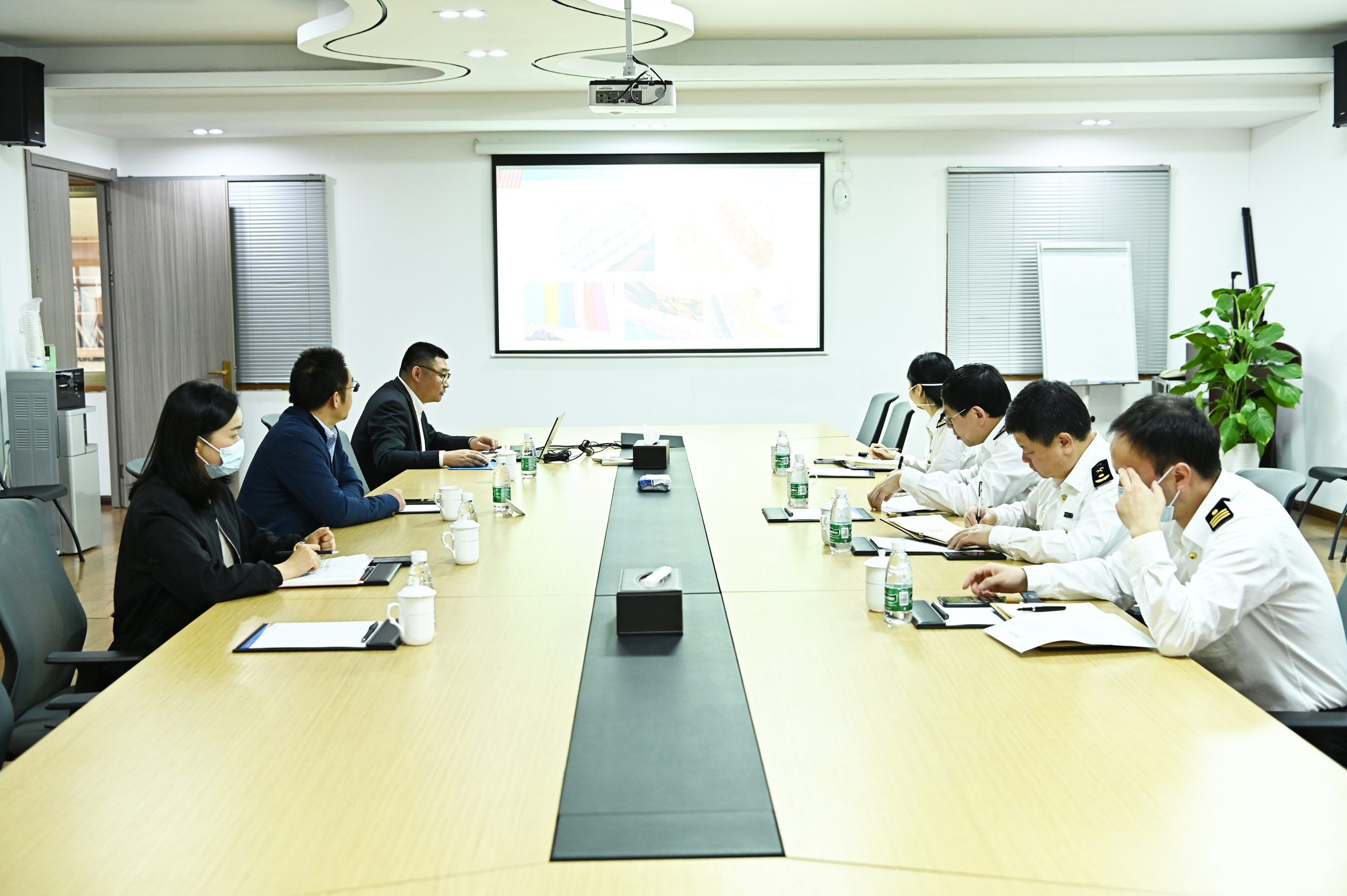 甬江海關趙關長一行蒞臨國貿走訪調研