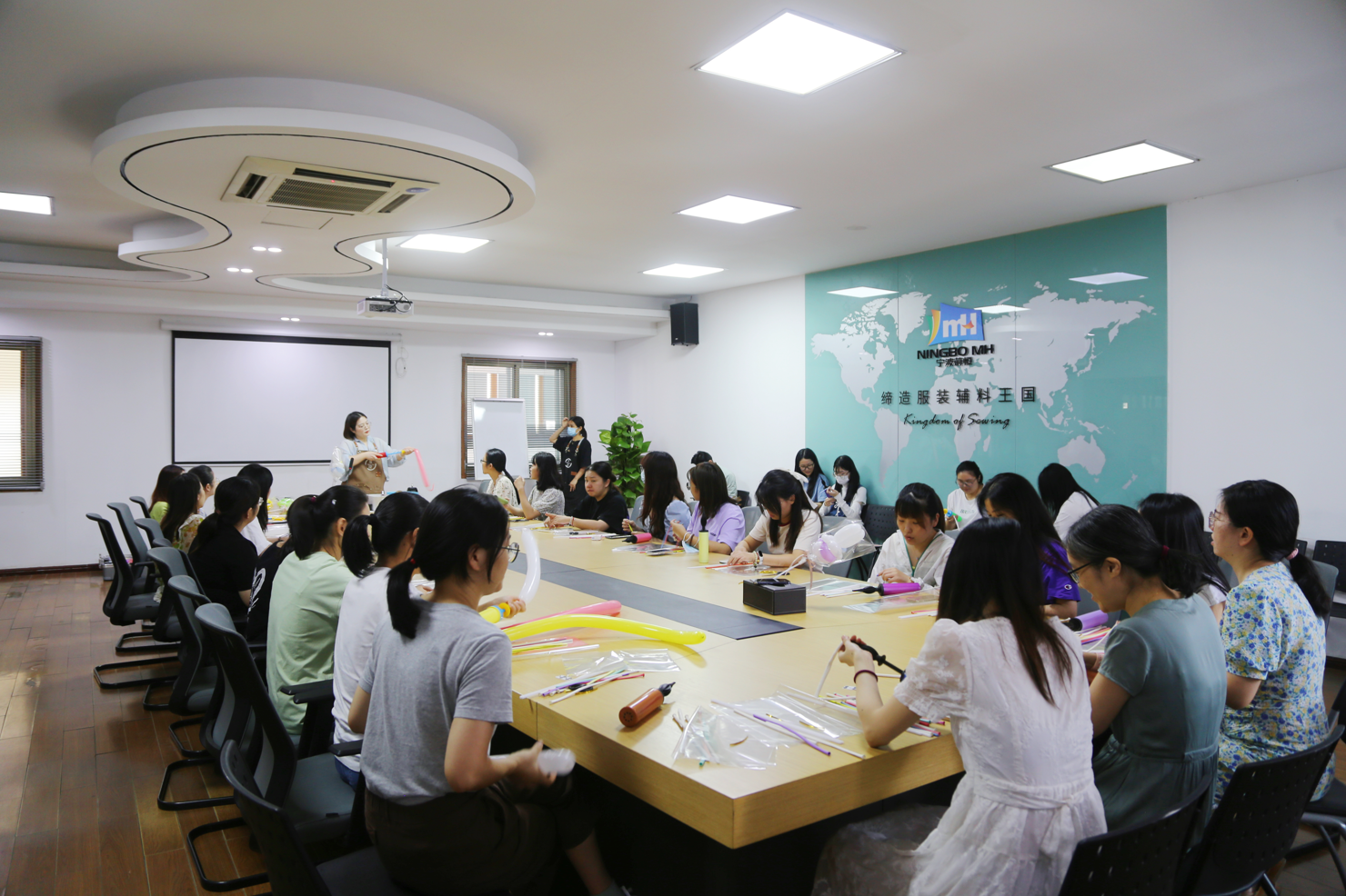 當氣球遇上玉兔 | 國貿開展中秋氣球DIY活動