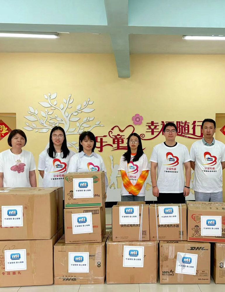 福利院慰問(wèn)